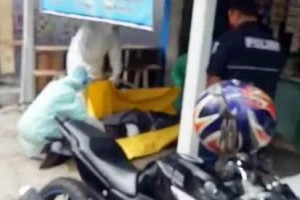 Petugas saat mengevakuasi mayat di depan warung kopi depan geduing DPRD Kuningan.